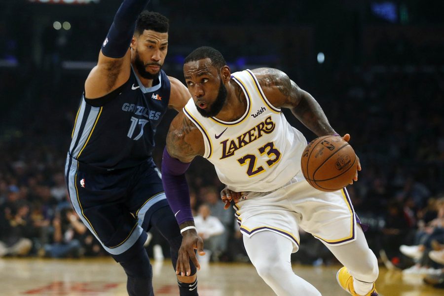 The Los Angeles Lakers LeBron James (23) drives against the Memphis Grizzlies Garrett Temple (17) at Staples Center in Los Angeles on December 23, 2018. (Gary Coronado/Los Angeles Times/TNS)