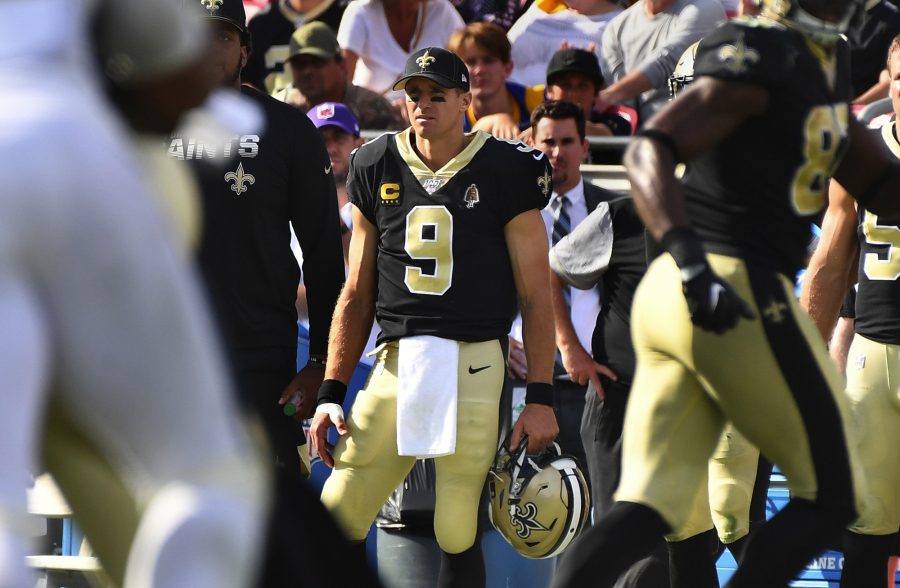 With his hand wrapped, New Orleans Saints quarterback Drew Brees watches from the sideline against the Los Angeles Rams on Sunday, Sept. 15, 2019 at the Coliseum in Los Angeles, Calif. (Wally Skalij/Los Angeles Times/TNS)