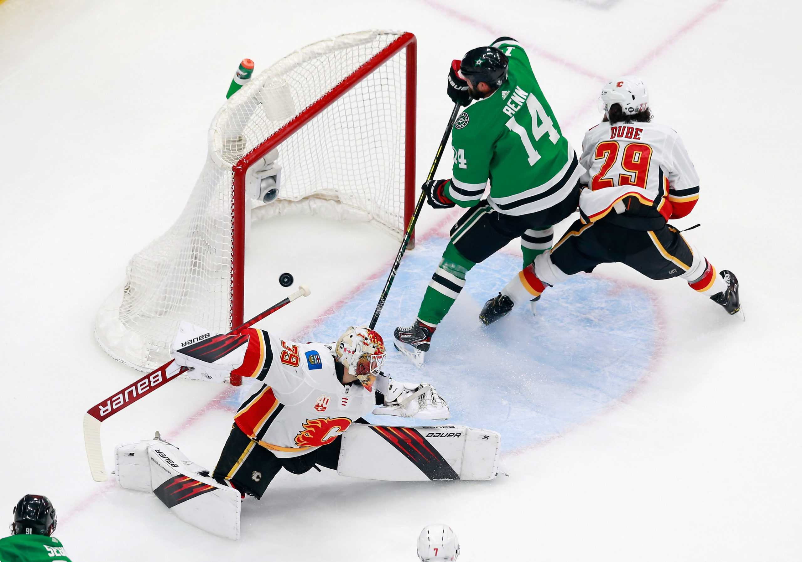 The Dallas Stars Jamie Benn (14) scores a short-handed goal in the first period against Calgary Flames goaltender Cam Talbot (39) in Game 5 of the Western Conference First Round playoff series at Rogers Place in Edmonton, Canada, on Tuesday, Aug. 18, 2020. The Stars won, 2-1, for a 3-2 series lead. (Jeff Vinnick/Getty Images/TNS)