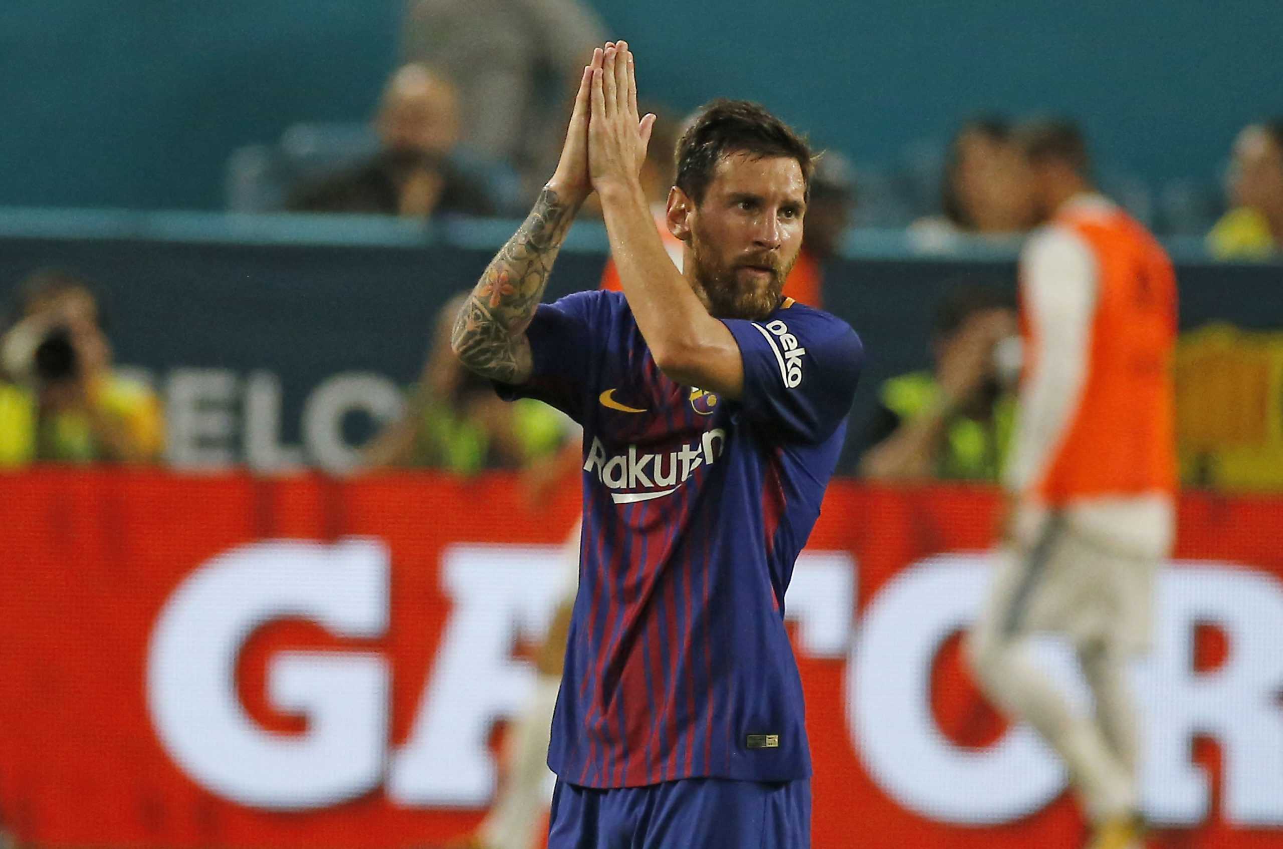 Barcelona forward Lionel Messi greets the fans after he left the game during the second half against Real Madrid in an International Champions Cup match on Saturday, July 29, 2017, at Hard Rock Stadium in Miami Gardens, Fla. Barcelona won, 3-2. (David Santiago/El Nuevo Herald/TNS)