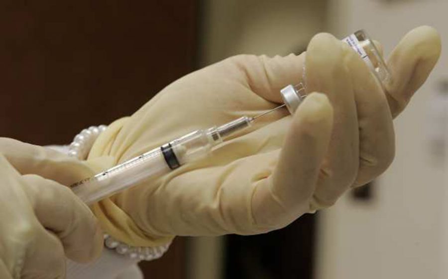 A syringe is filled with flu vaccine. (Ricardo DeAratanha/Los Angeles Times/TNS)