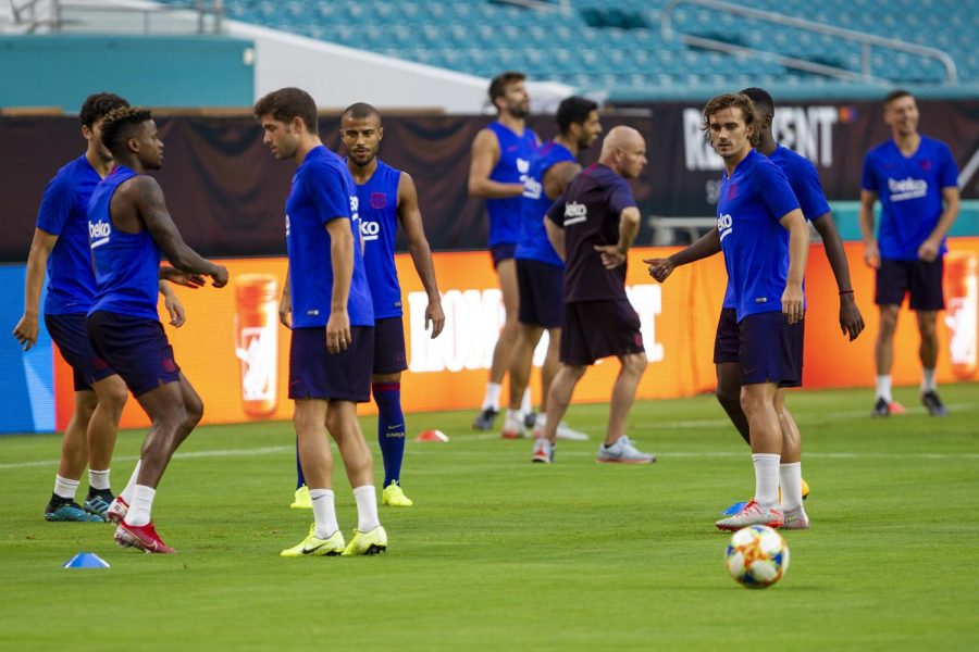Antoine+Griezmann+warming+up+with+his+teammates+before+%0Aa+pre-season+match+at+Hard+Rock+Stadium+in+Miami.