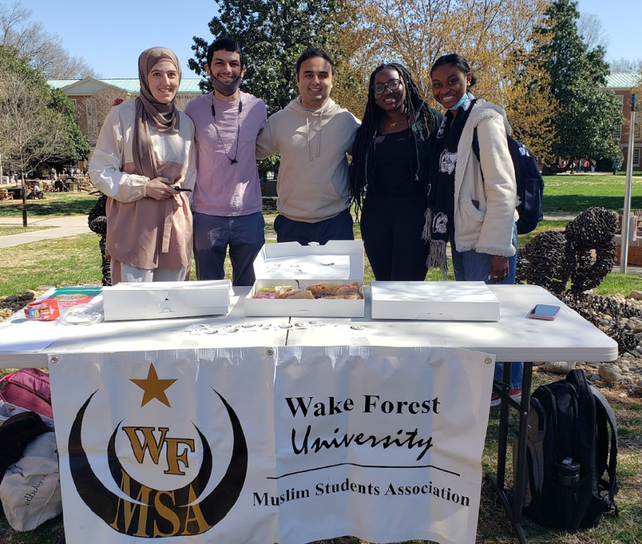Members of the Muslim Student Association gather on Tribble
Courtyard for the first of last week’s events, “Ask a Muslim”.