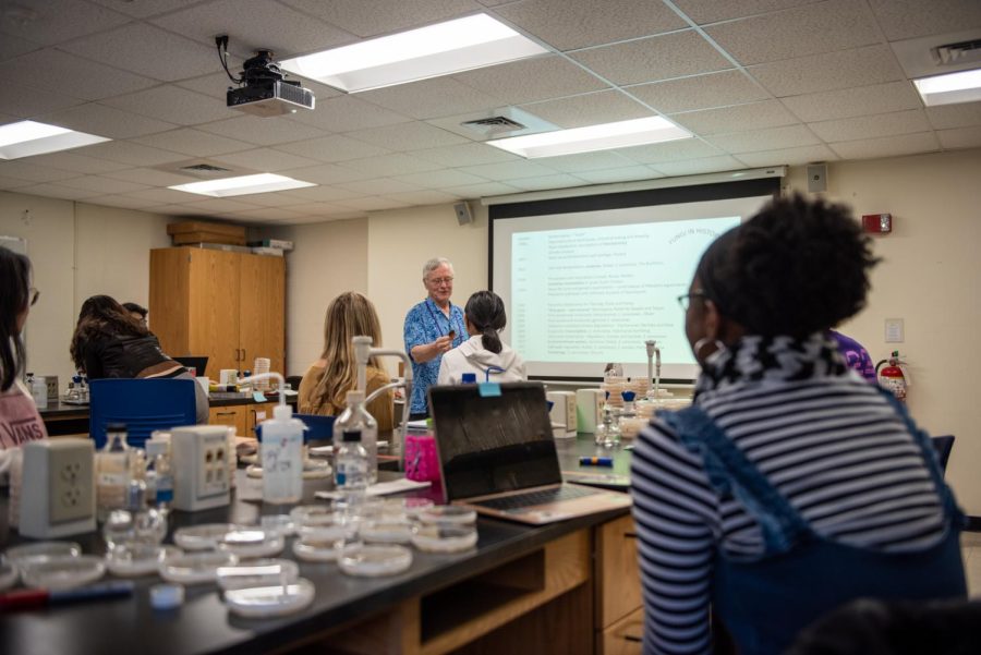 Dr. Brian Tague instructs students on mycology.