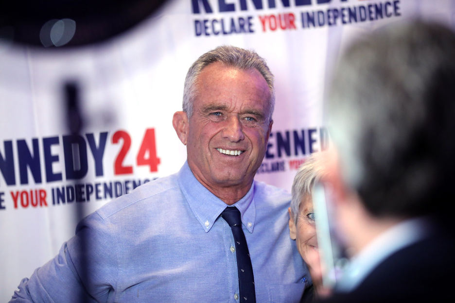 Robert F. Kennedy Jr. photographed with supporters at a campaign rally in 2023. (Courtesy of Gage Skidmore/Flikr)