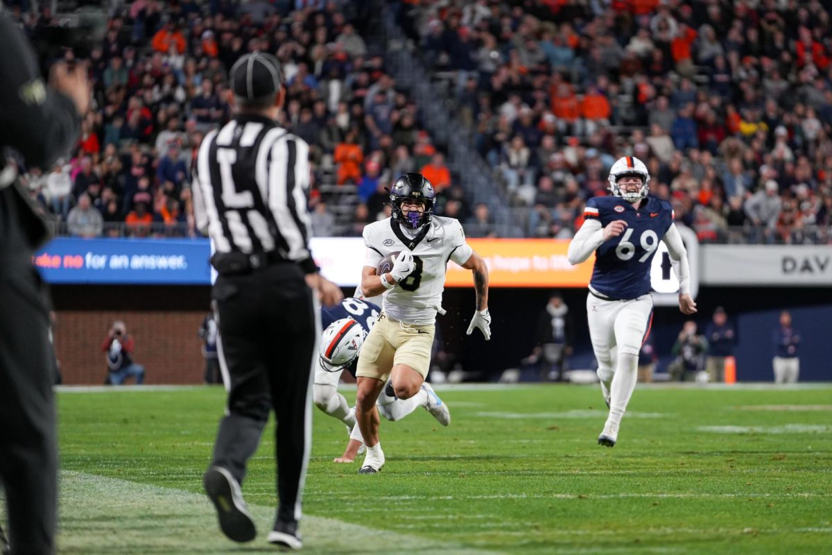 Carlos Hernandez (8) races down the sideline past Virginia defenders.